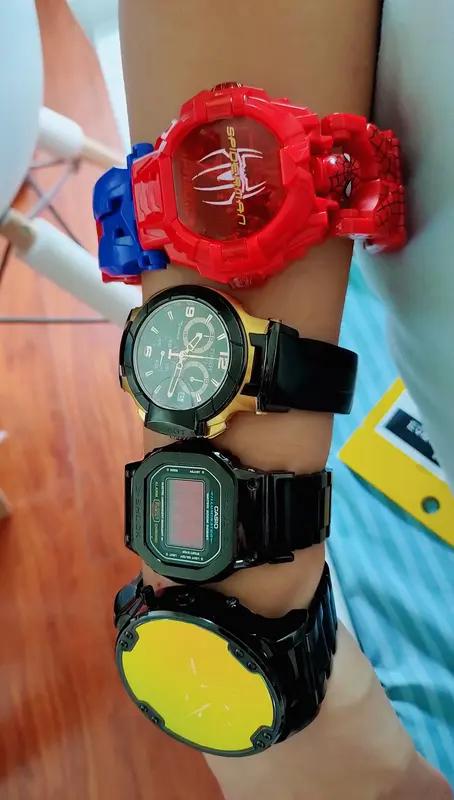 “一点点”资助男孩戴千元手表这事最近闹得沸沸扬扬。一张照片里，受助男孩戴名牌手表