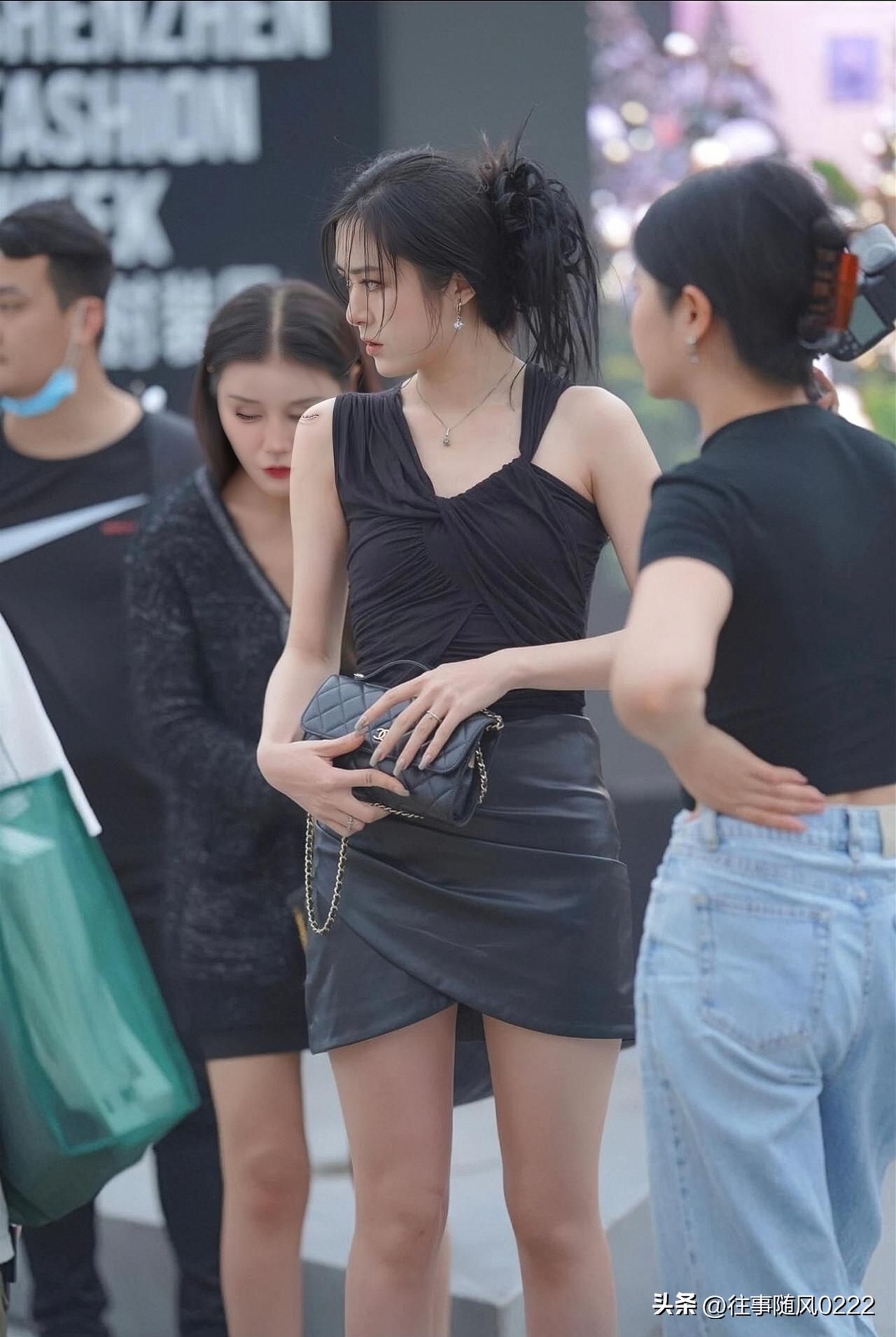 都市时尚风，黑色连衣裙搭配手袋，尽显优雅气质