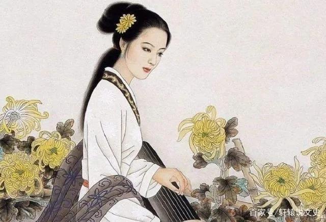 风中的女人身穿碎花旗袍，摇曳生姿，优雅又迷人。在南方的一座小城，这样的画面再普通