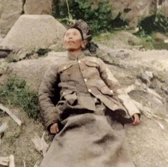 1946年国军师长戴之奇饮弹自尽后镜头，躺在土堆上，军帽掉落一旁。粟裕当即下令，