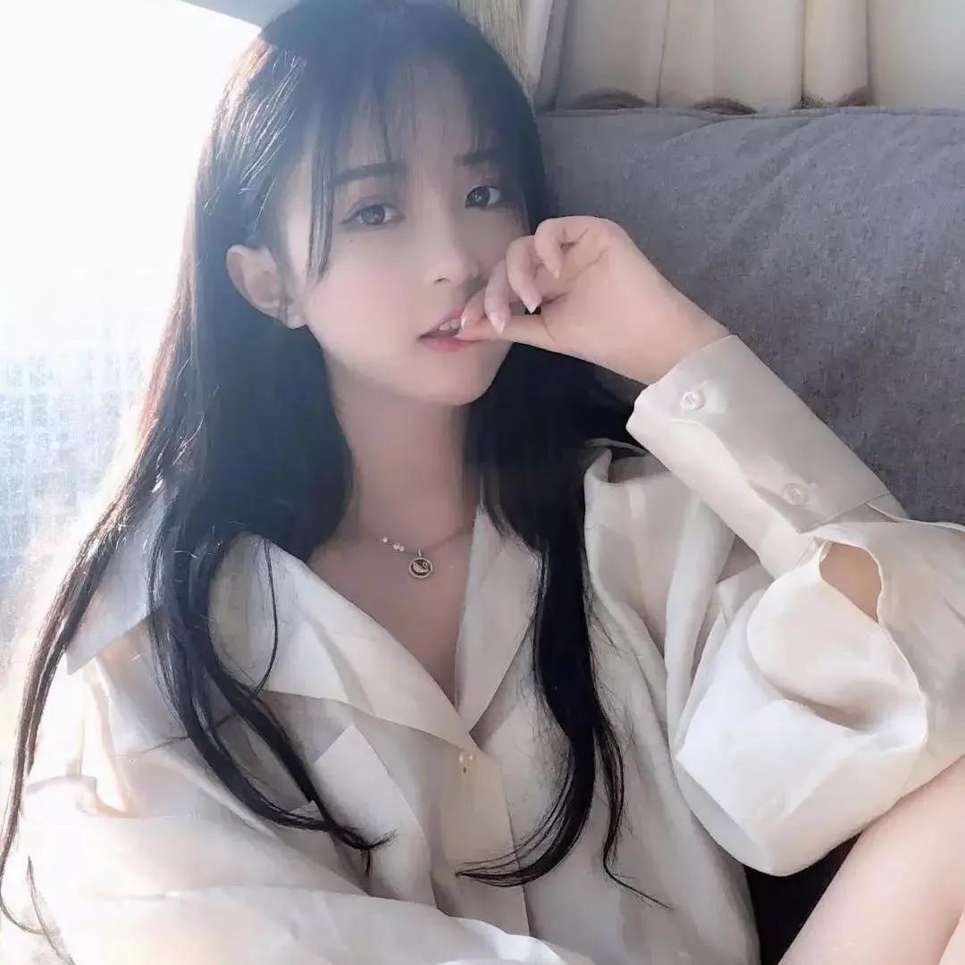 阳光洒落，温柔的少女在沙发上慵懒地躺着，散发着迷人的魅力。躺床上女孩 温柔沙发写