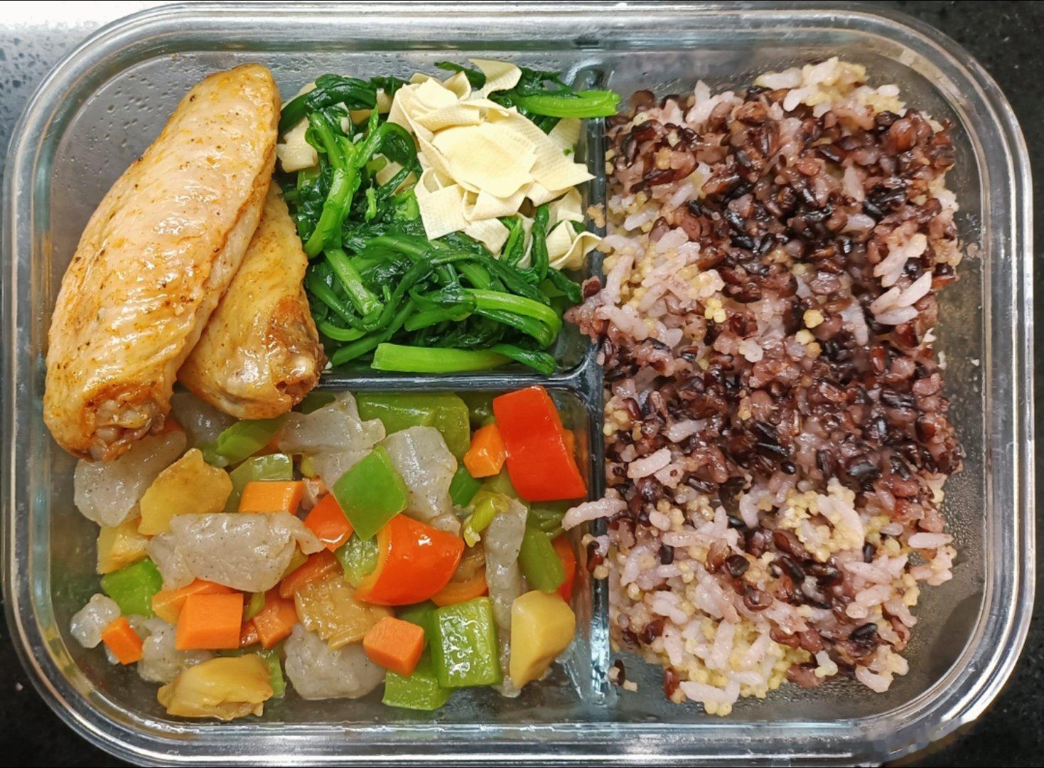 #儿子的午餐##这个问题吃什么# 出差三天，回来那是必须得给他带饭滴！紫米小米大