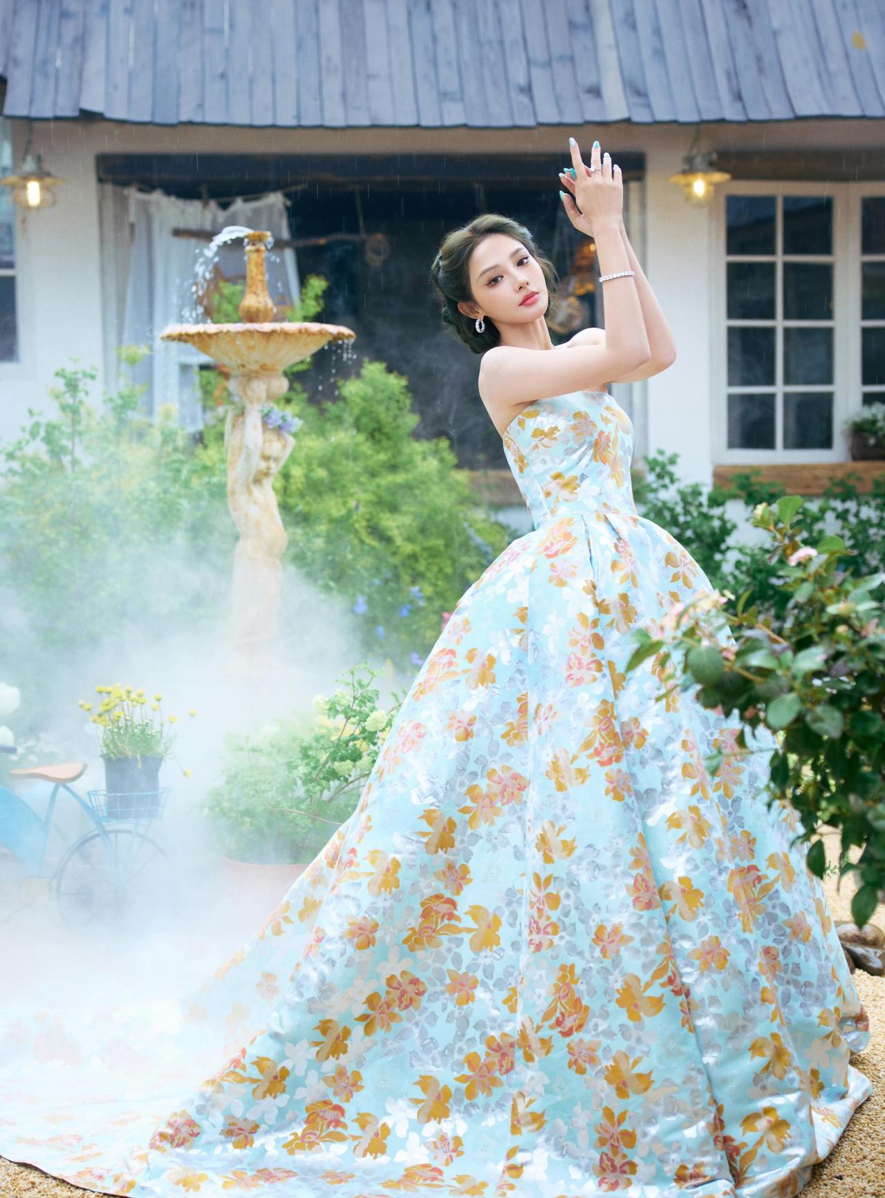 雾霭漫过鎏金喷泉，繁花簇拥的庭院里，彭小苒身着淡蓝印花抹胸礼裙，宛如从童话里走出