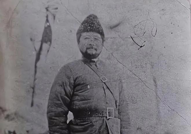 1934年，吉鸿昌被杀，妻子花了8万大洋赎回他的遗体。不久后，妻子竟睡大街、吃垃