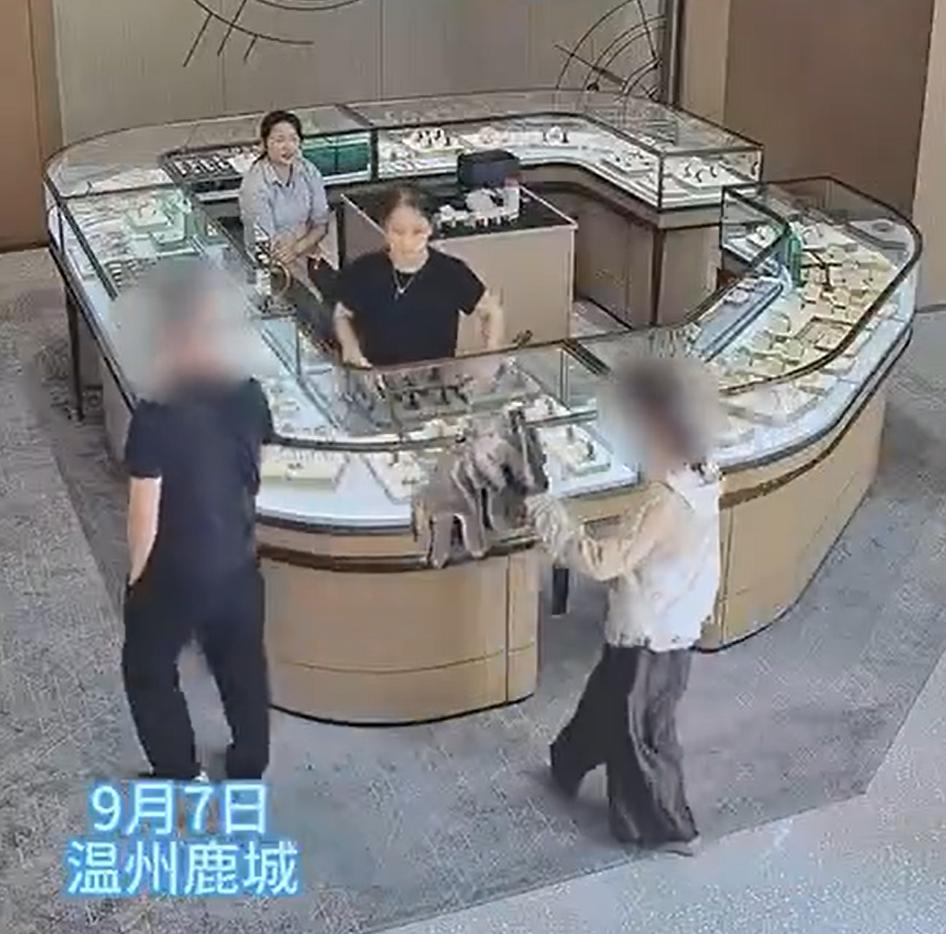 新骗局！

浙江温州，一对夫妻去表行买表，店员发现他们很奇怪。

一般客户进店之