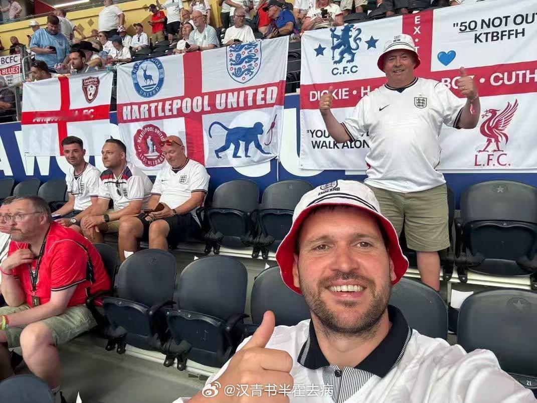 朋友说在英格兰看台上找到了我的专属旗帜