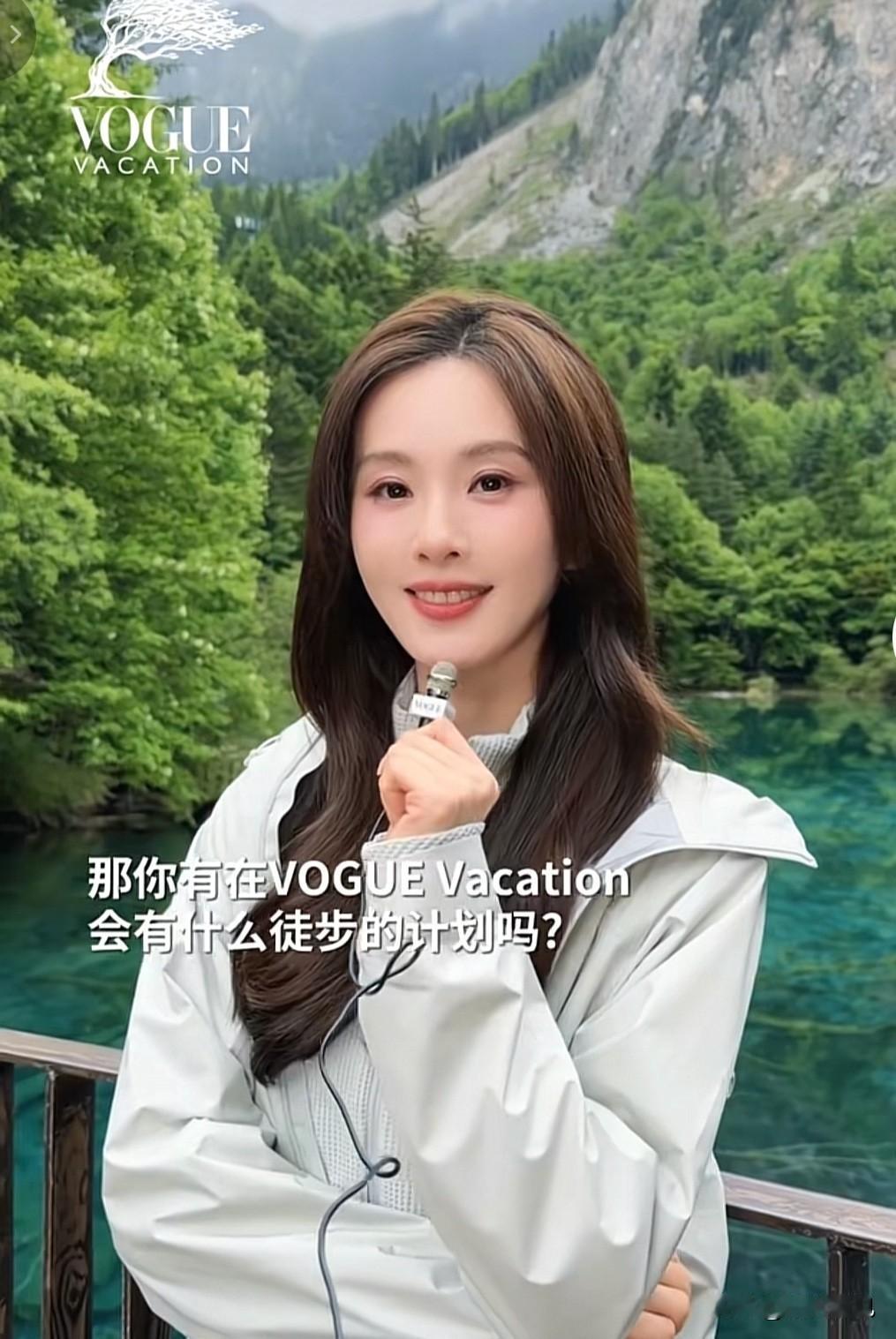 发现了吗？
刘诗诗变了，变得灵动鲜活，眼睛熠熠生辉，还添了许多俏皮之感！
自从和