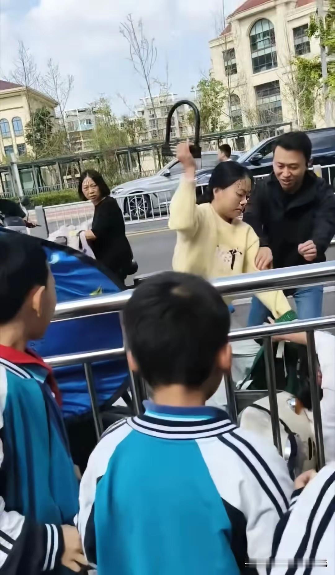 一把U型锁砸碎半生安稳！成都校门口冲突，撕开当代人最痛的6层现实。谁也想不到，校