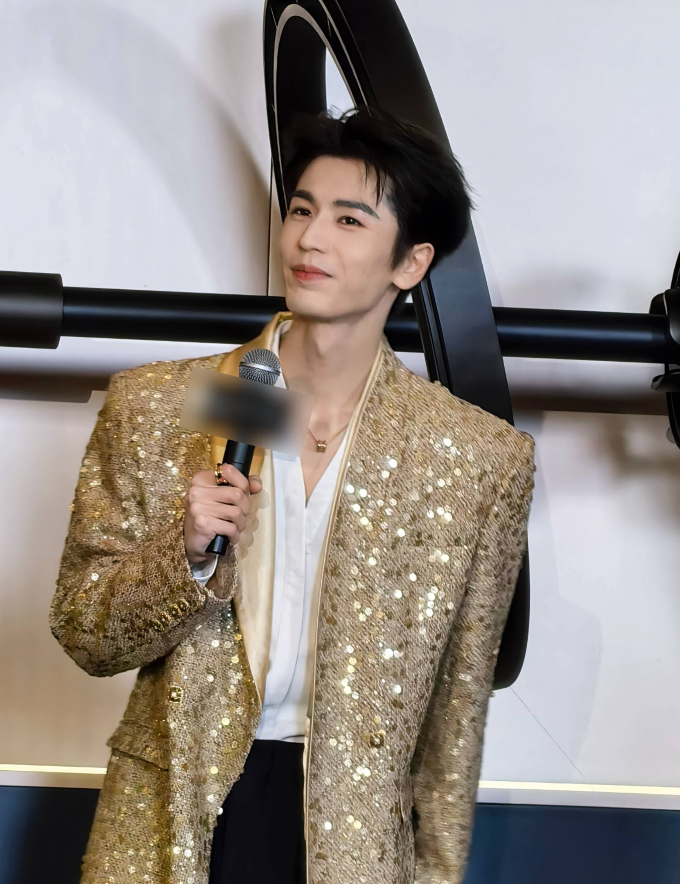 苏州无锡你们别打了张凌赫一身金色西装微微举香槟杯都帅成全球球草了，让凌赫当所有省