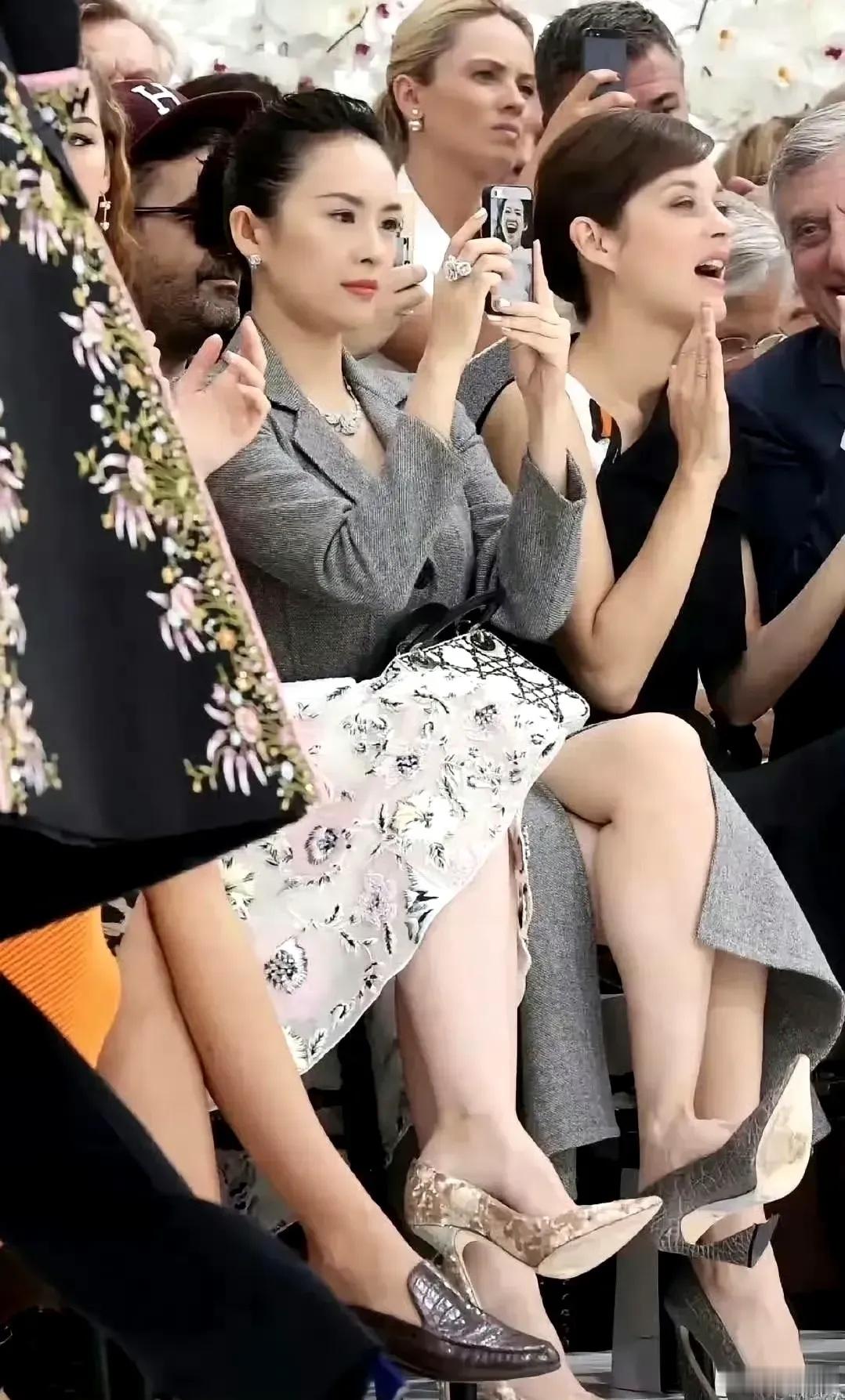 章子怡把自己的搞笑表情包当手机壳[允悲] ​​​