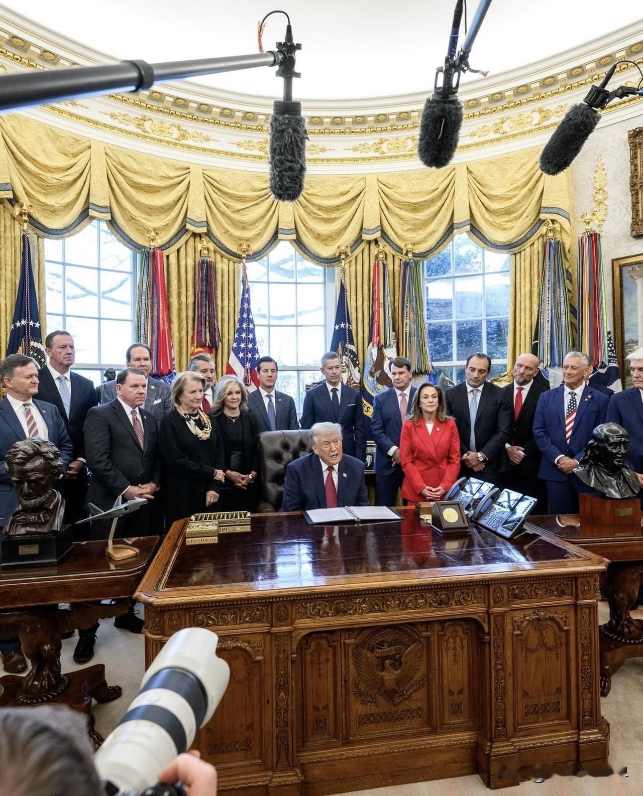 川普正通过降低汽车成本，给美国家庭和汽车制造商带来更多的利益。
	
Presid