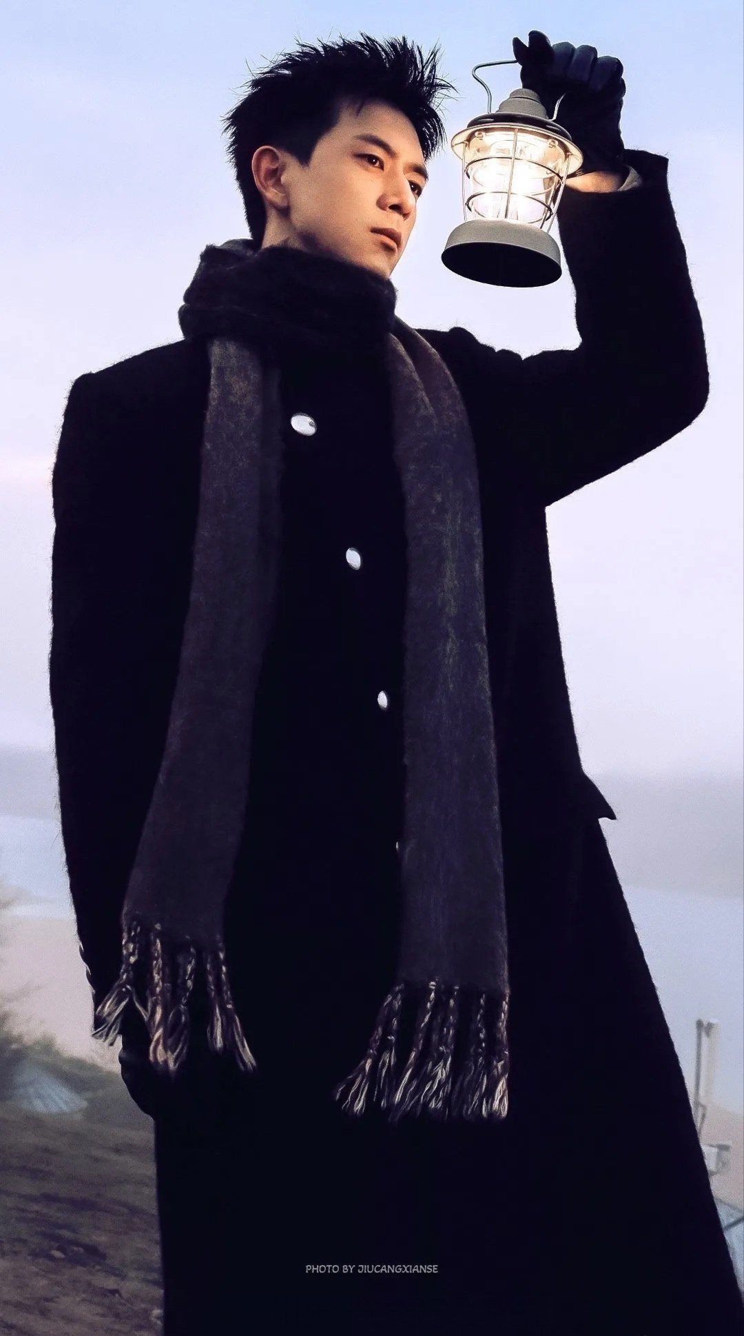 自带氛围感的顶级大帅哥李现，站在光里，便自成风景。清隽温柔，沉静有光，世间所有美