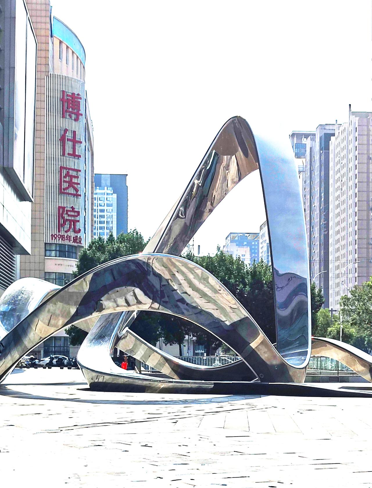 铁西广场景色一观。沈阳铁西广场始于1935年，历史悠久，规模宏伟高楼林立，雕塑大