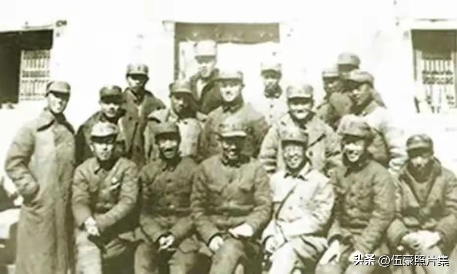 1939年6月，徐向前（前左三）与朱瑞（前左四）带领干部抵达山东组建八路军第一纵