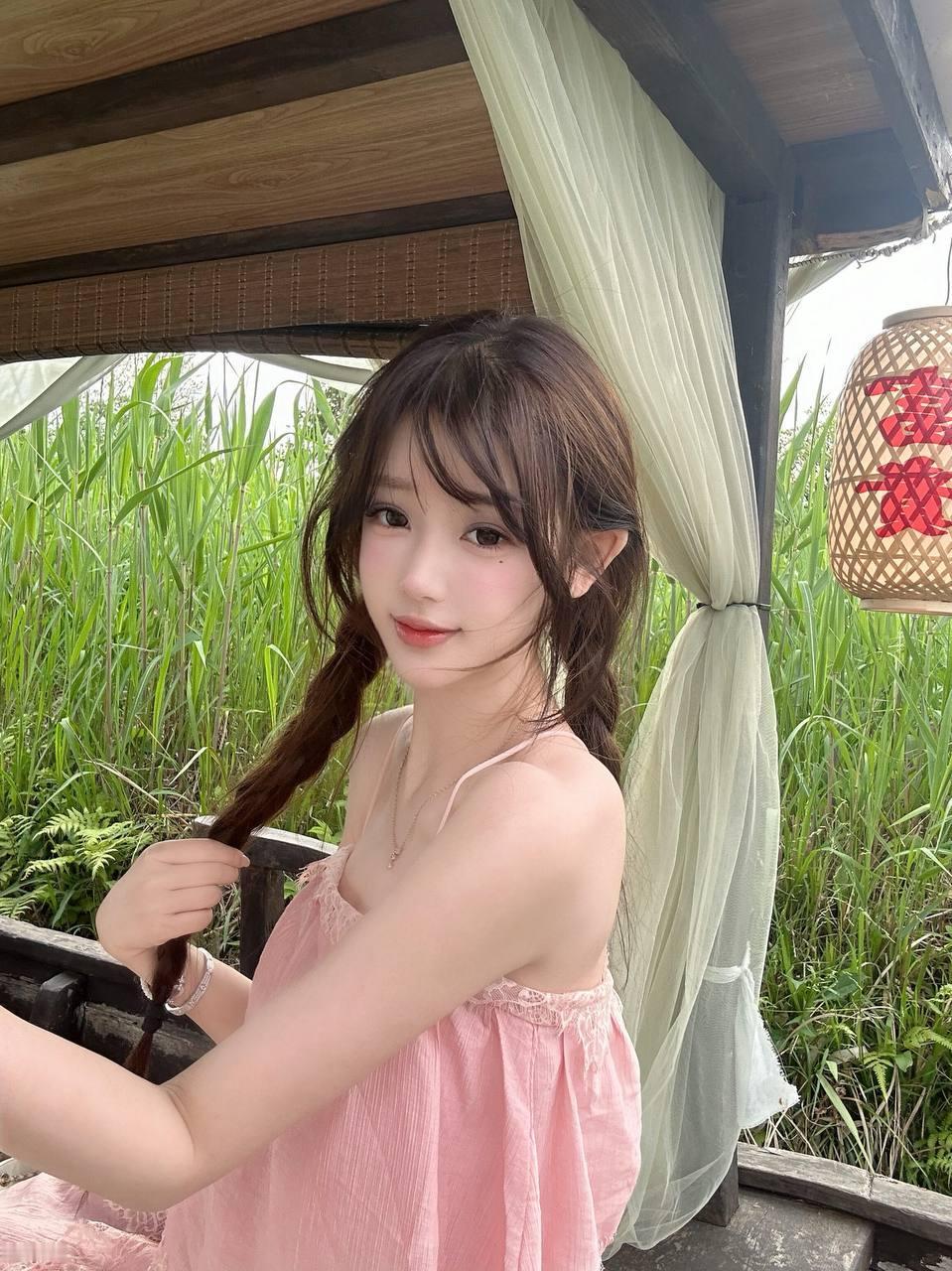 这个女孩在河边自拍，好漂亮！高清美女 甜美女自拍 精致少女自拍