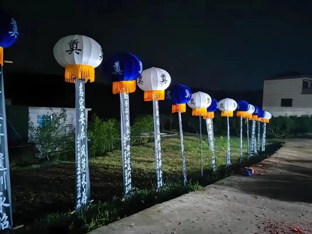 我朋友说，在湖南某地有一种民间习俗，当在世人不在的时候，家属需要在村口挂上一种写