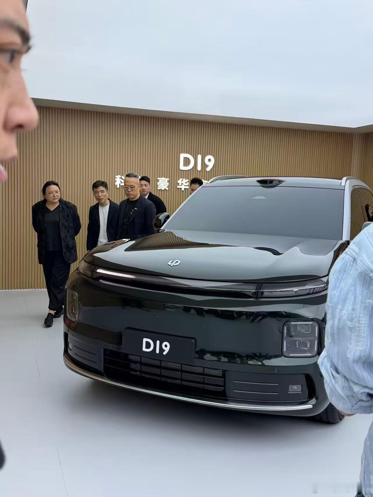 零跑D19是真的火，各种车圈大佬排队研究，这其中也不乏一些新势力的高管，小鹏的王
