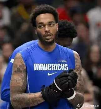 独行侠对阵快船 PJ·华盛顿热身时踩到球扭到脚踝 临时退出首发 