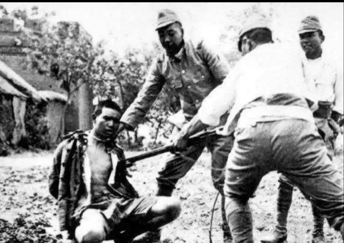 美国两颗原子弹造成日本死亡21万人，日本人不但不记恨美国还感恩美国。中国14年抗