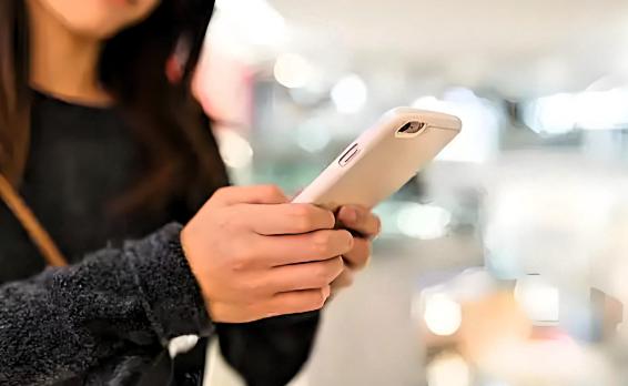 广西南宁，女子坐出租车将1万多的新手机遗失，司机却说没看见，女子通过定位发现手机