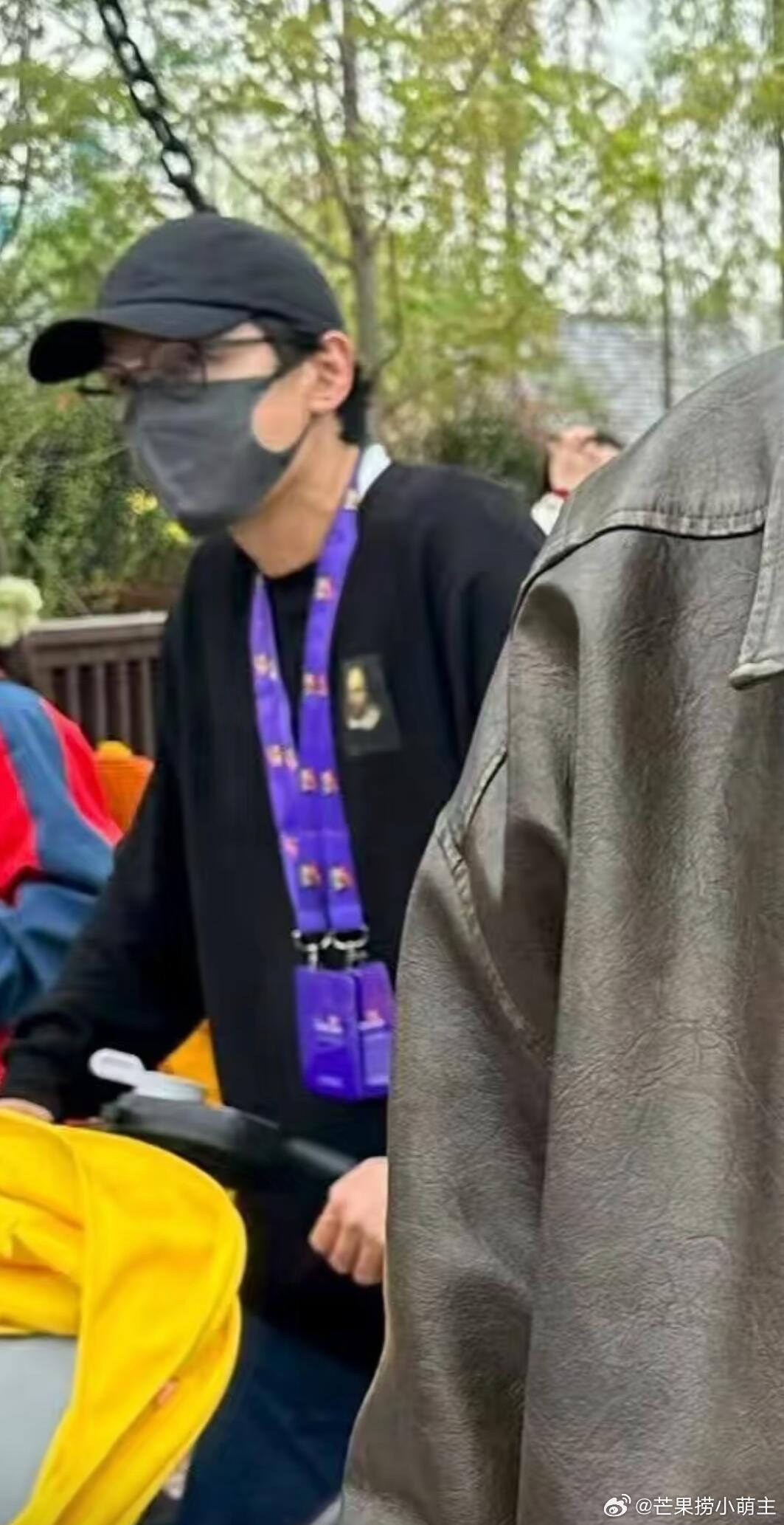 胡歌带女儿逛乐高乐园乐高乐园偶遇胡歌带女儿 胡歌带女儿逛乐高乐园，女儿小茉莉坐在