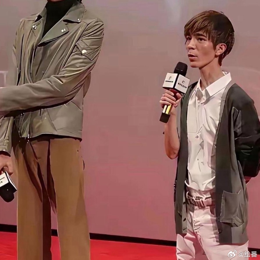 身高一直是大家议论的话题，感觉郭敬明心态一直很好。能坚持打拼这么多年，真的太不容