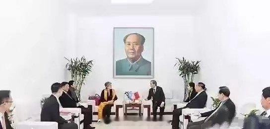 对这样的会议厅和办公室的布置我肃然起敬！有些人是拜金拜星，而他们却崇拜伟人！选择
