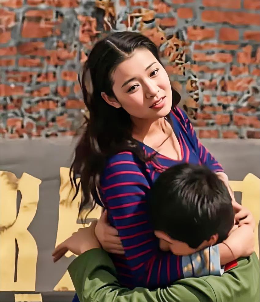 我会紧扣原文的温暖与悲壮基调，以真实战场背景为依托，加入战士与文工团演员的具体故