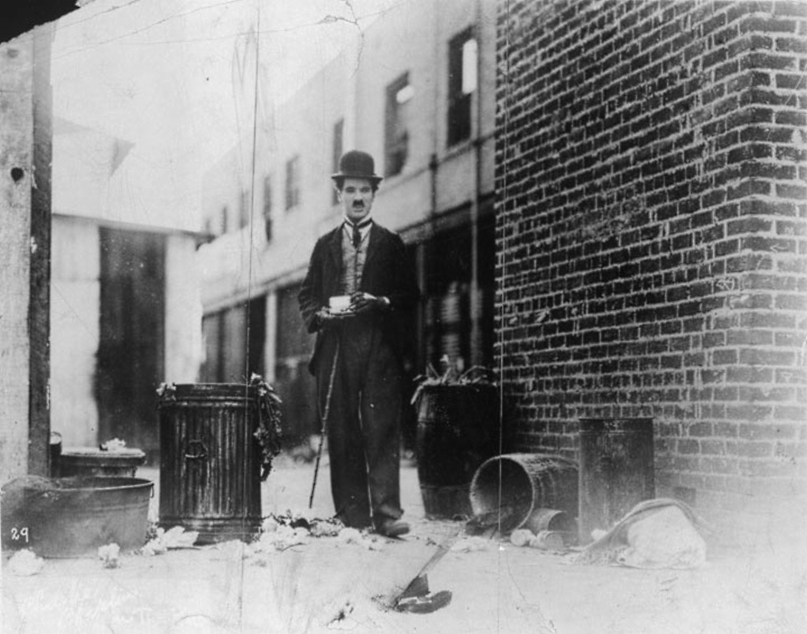 105年前的今天，卓别林导演的长片首作《寻子遇仙记》在美国上映。卓别林招牌式的笑