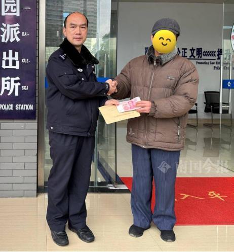 泪目！江西新余，一老人在路上捡到500元后，果断交给警方，老人怕失主着急，毕竟5