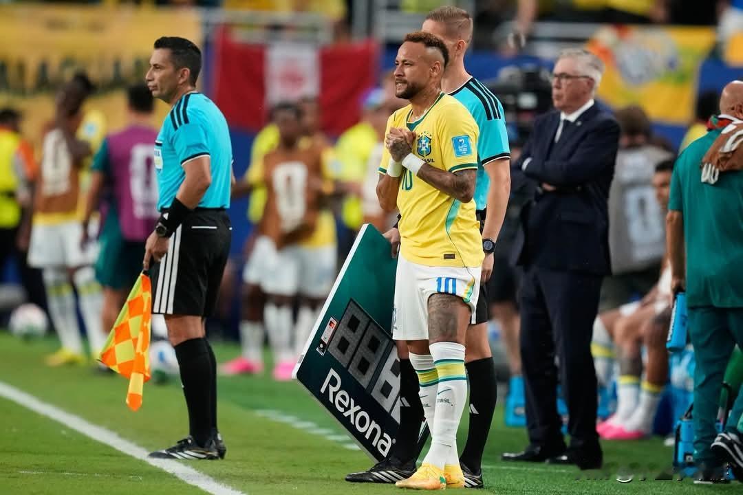 受伤痊愈的巴西球星内马尔（Neymar）在第76分钟替补上阵，全场瞬间沸腾。这不