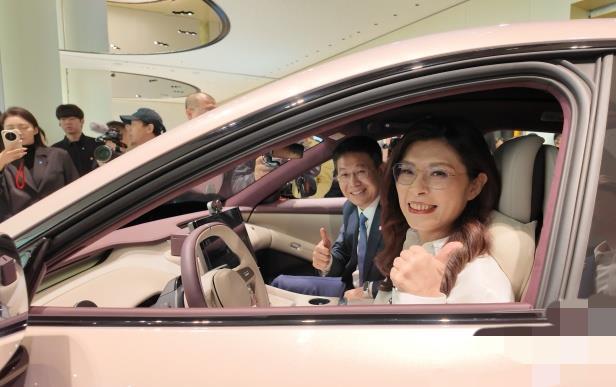 小米汽车总裁雷军这几天真是忙的不可开交，昨天刚刚送走中国国民党主席郑丽文，今天又