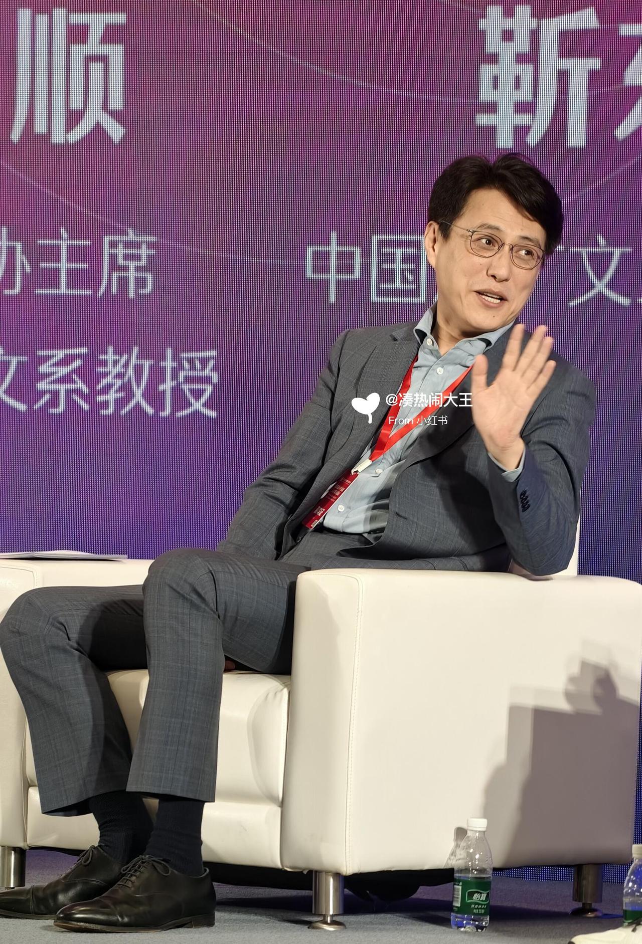 靳东不拍吻戏，核心就三点：顾家护妻、角色逻辑不适合、个人传统性格+心理排斥。
 