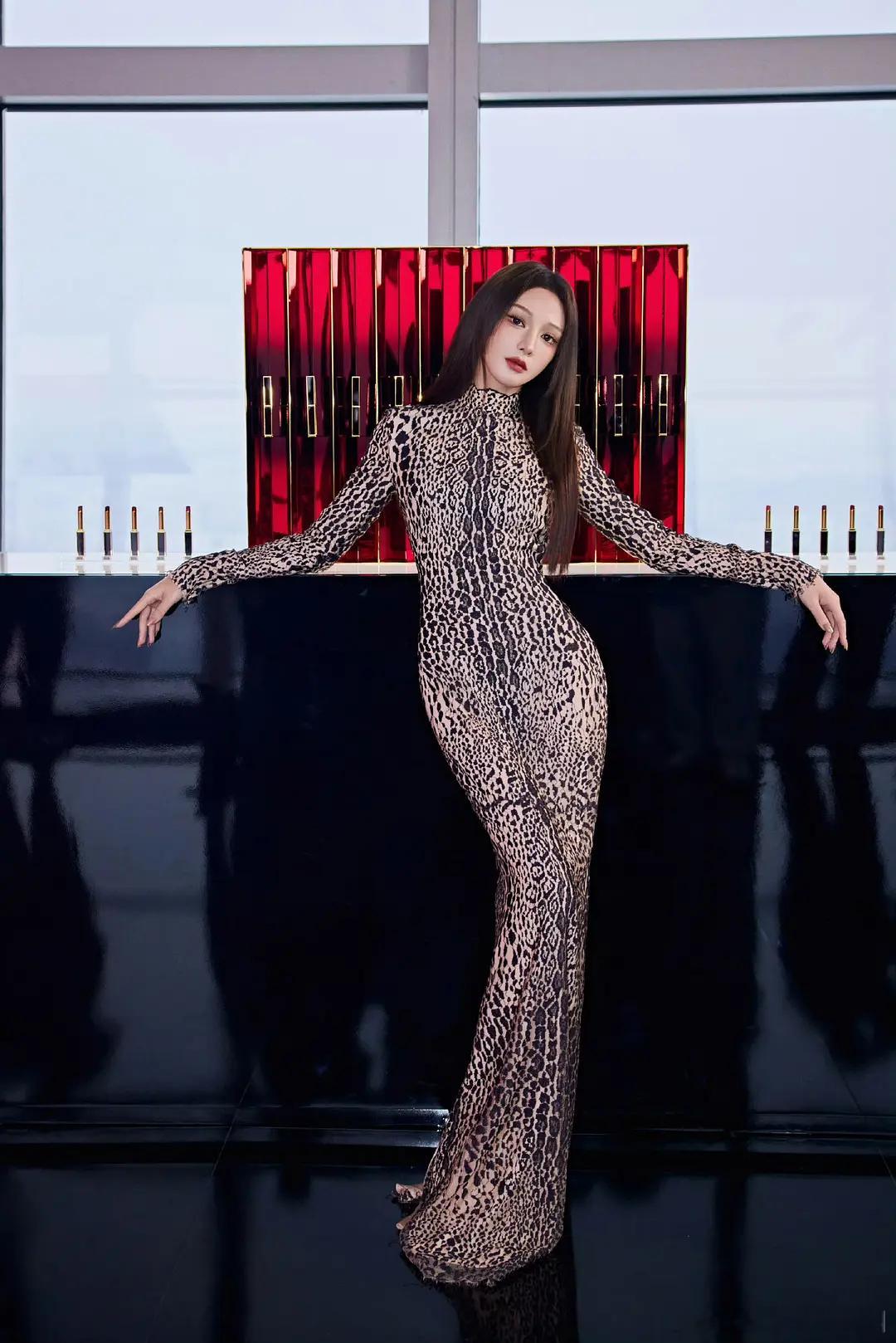 真人塑蛇蝎美人彭小苒 