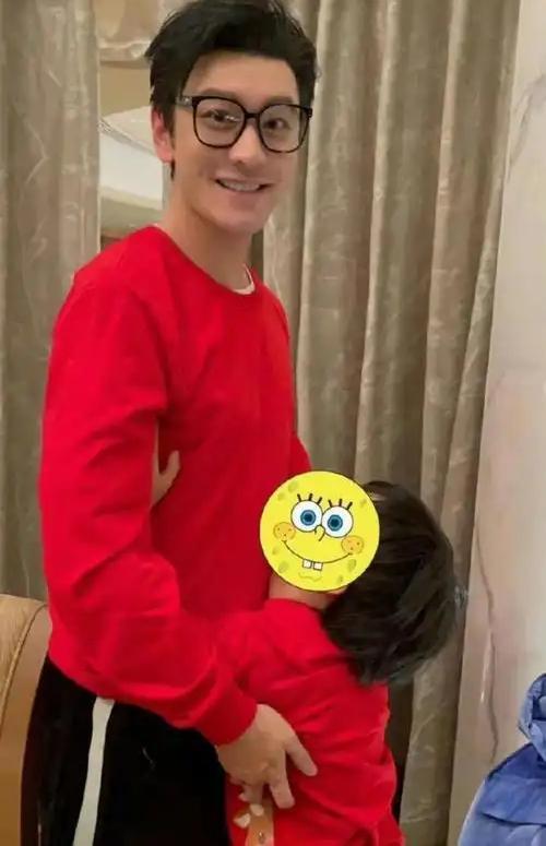 小海绵探班黄晓明送花！父子互动藏玄机


黄晓明片场突然收花，送花人身份让全场尖