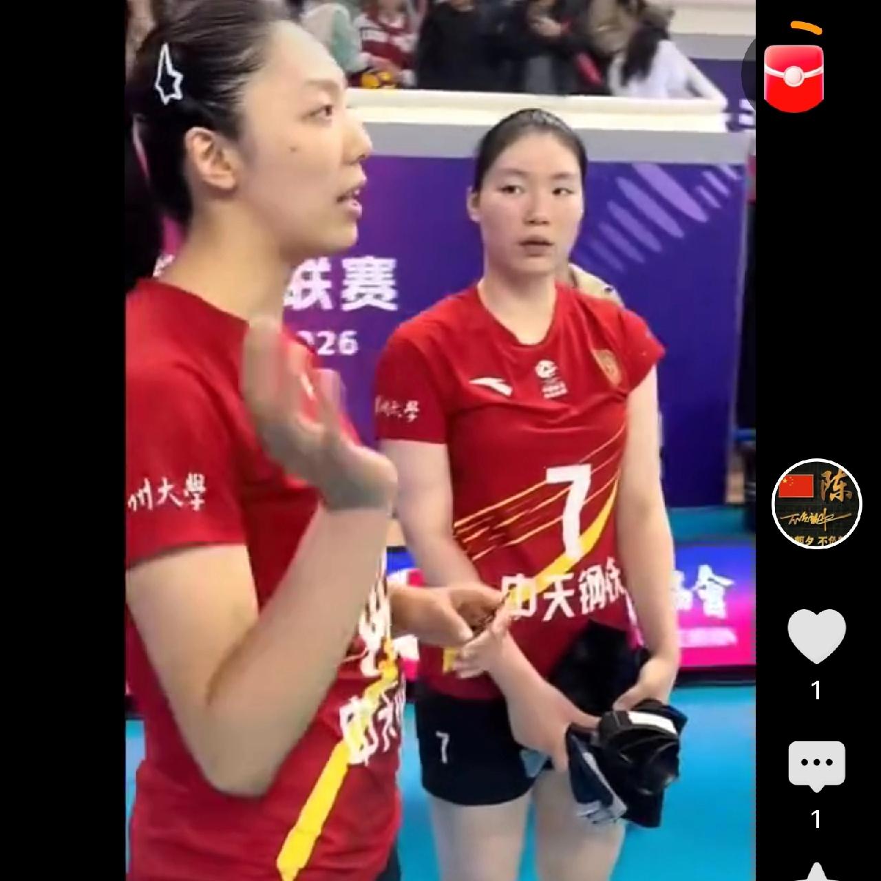 唐欣当面向张常宁诉说自己在扣球时所面临的困惑，张籽萱在一旁却目不转睛听得很入神，