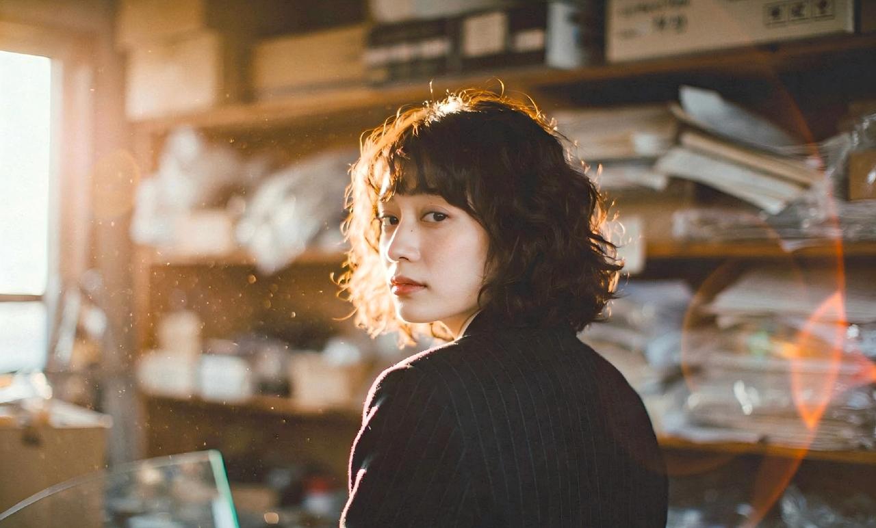 阳光洒进工作室，少女沉思的瞬间。光与影的完美结合，展示出了知性美一张图片证明你在