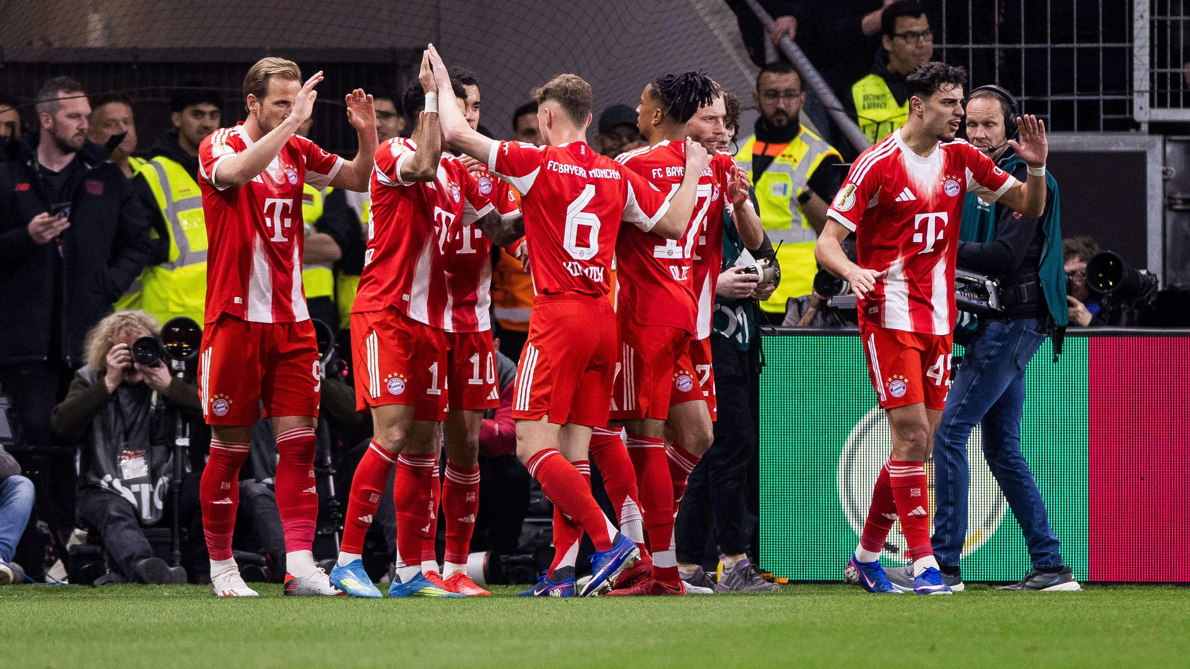 【半场数据】德国杯半决赛上半场战罢，拜仁暂时1-0领先勒沃库森。勒沃库森看似踢得