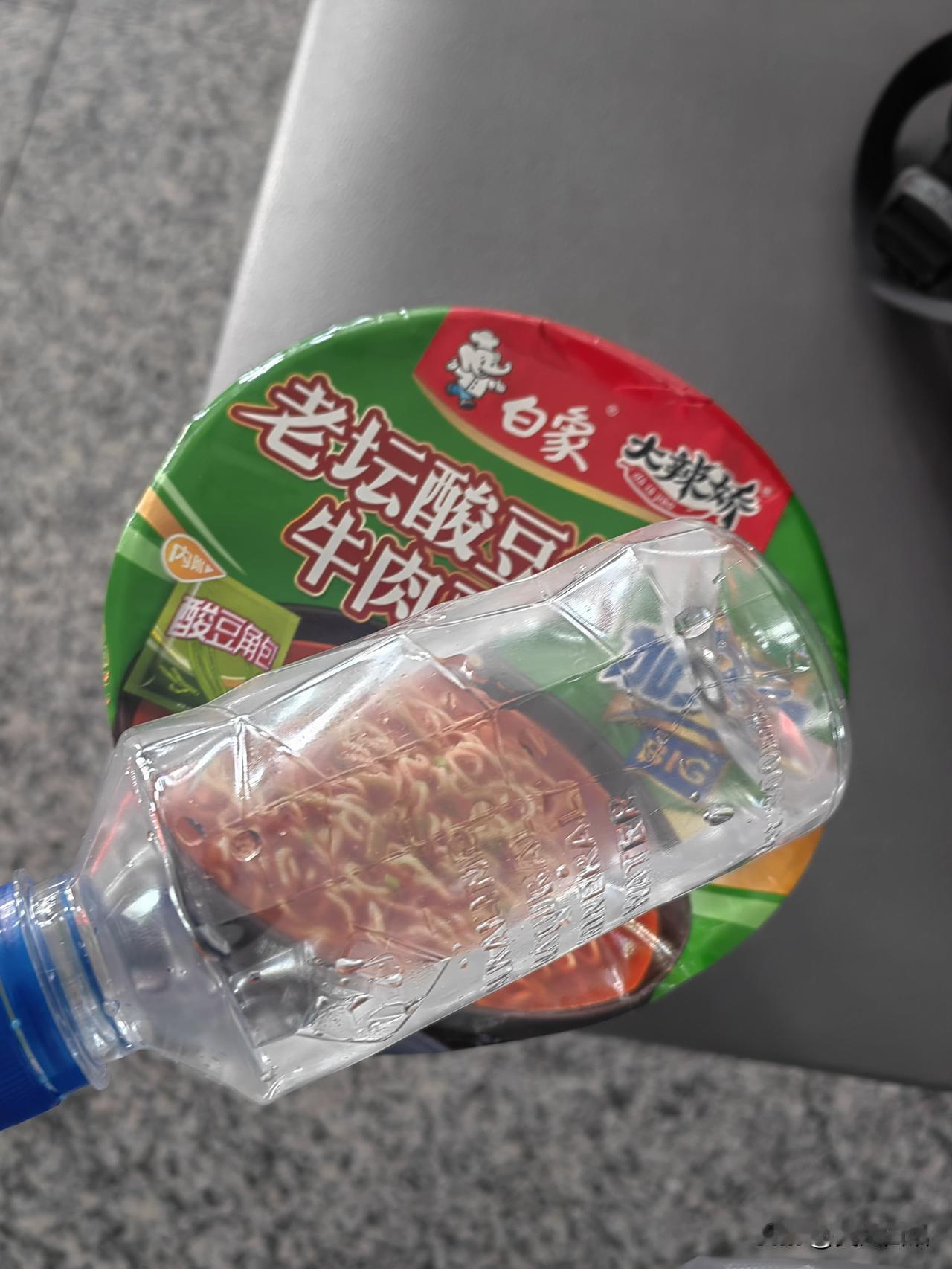 好久没吃泡面了，估计也是因为在高铁站的缘故吧，现在泡面 10 元一桶了吗？