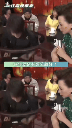 春晚参与感最强的一届  马年春晚B站真弹幕太顶了，全民刷屏嗑CP、拆魔术，人人都