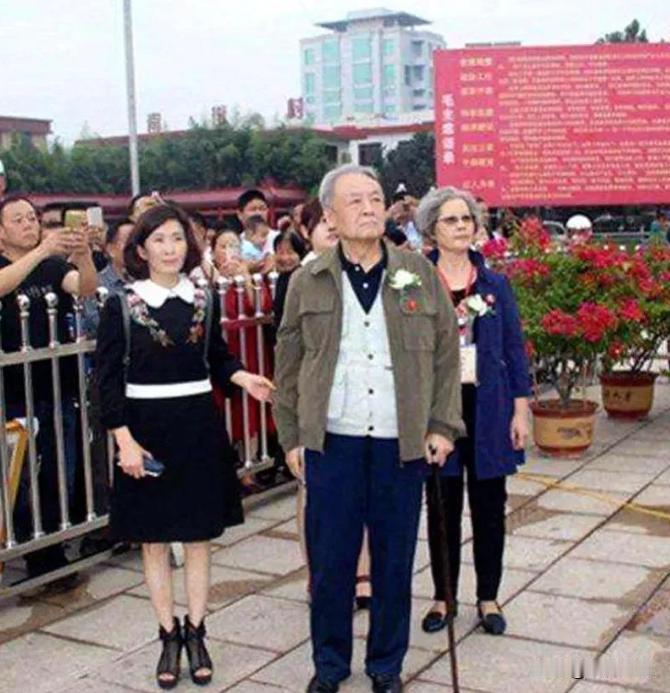 1993年，毛远新带着腿疾回到上海，与妻女挤在十几平的小屋里，他说：“我最对不起