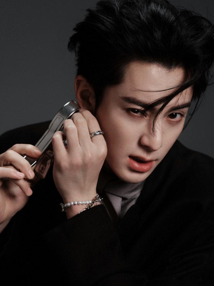 湖南卫视把王鹤棣置顶了置顶安排，足以见证王鹤棣的超高人气，节目里的表现太亮眼了。