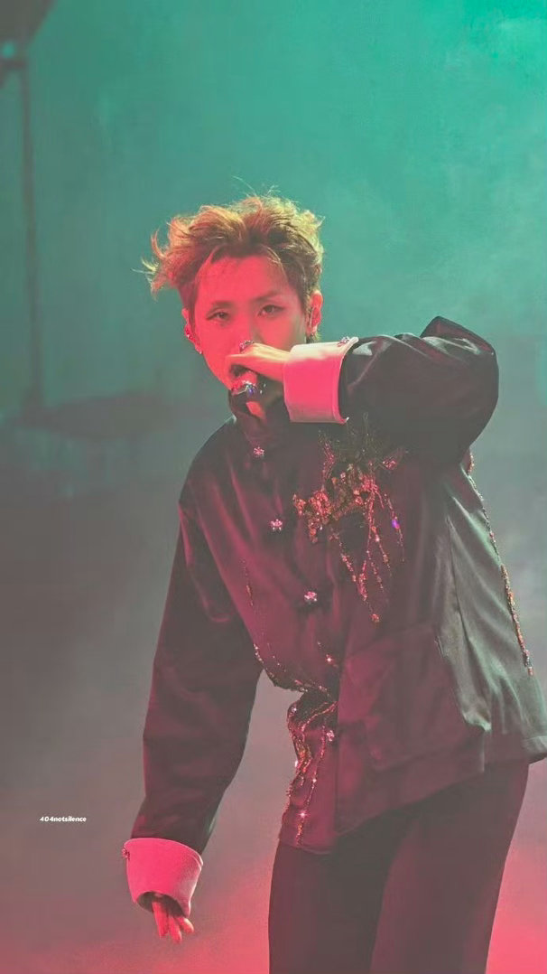 汪苏泷演唱会从幕后跑到台前 VCR里他跑过通道、跑过楼梯、跑进灯光里，一句“我爱