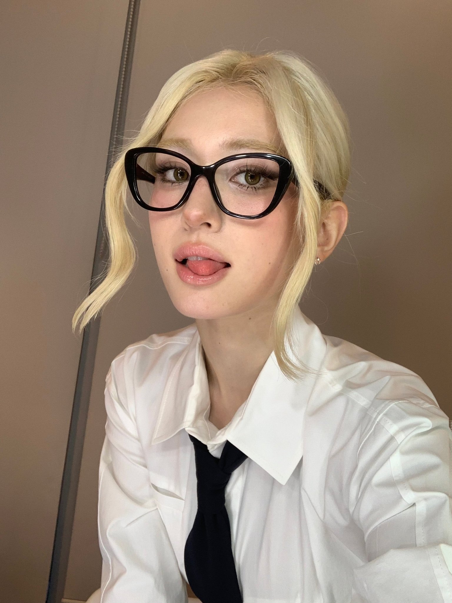 Somi[超话] 🧑‍🏫🤫🤚 ​​​