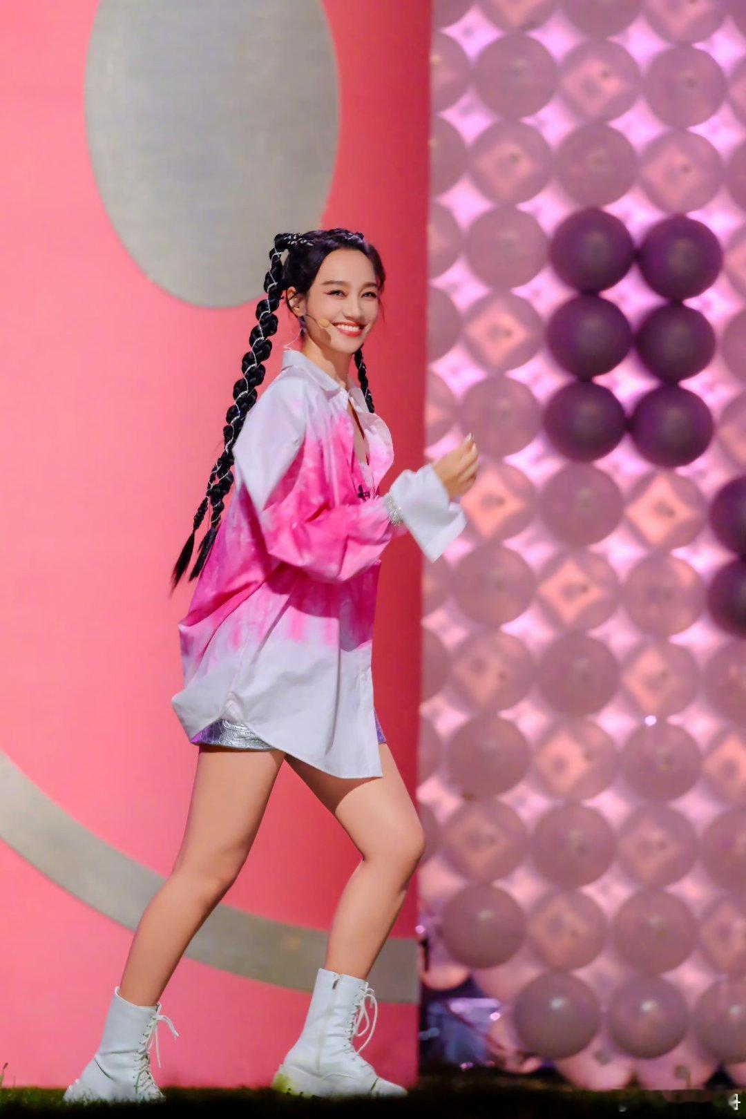 #朱丹减龄妆# 朱丹浪姐二公造型搭配这套衣服着减龄妆好美！好减龄，🥰朱丹也太适