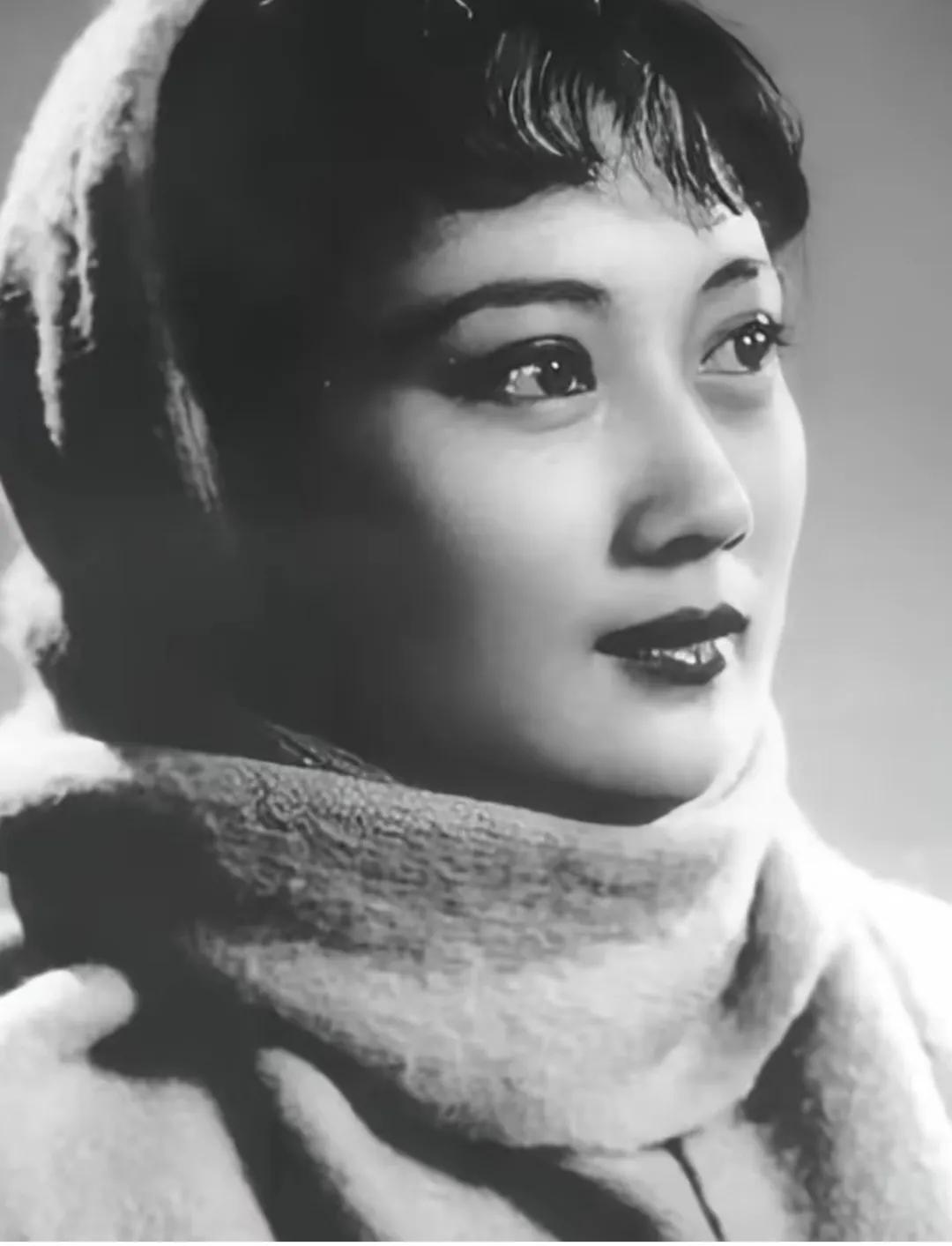 她是《英雄虎胆》中的阿兰。 八一电影制片厂 的女厂长。王晓棠她的美无人能够超越，