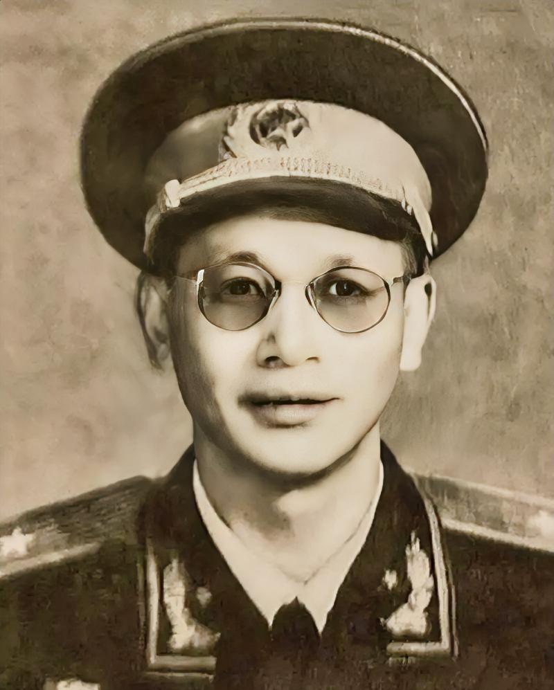 谢镗忠，开国少将，1966年5月出任中央文化革命小组成员，时年49岁。1967年