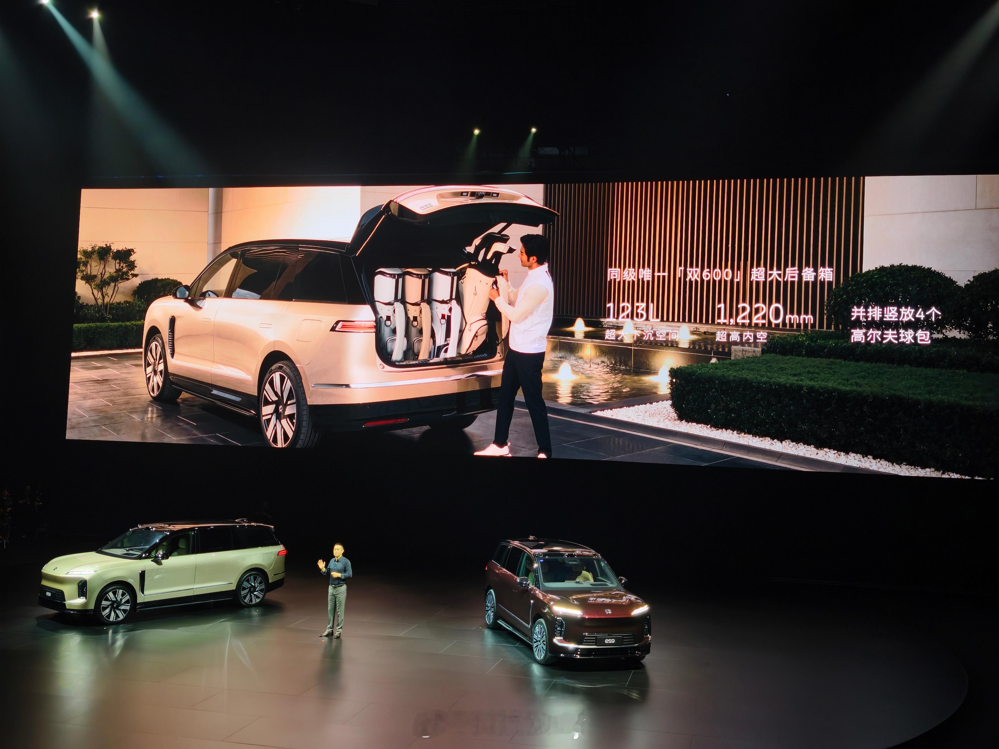 蔚来ES9远超同级的空间，真大真豪华。开阔感无与伦比，看着就极为舒适。横纵都是顶