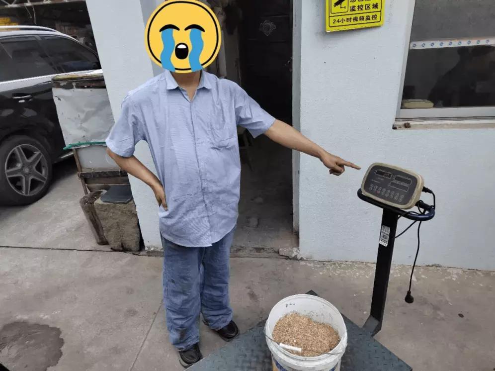 浙江有个男子上班穿超40斤的裤子，直接把老板整懵圈了。这哥们小周之前就有盗窃前科