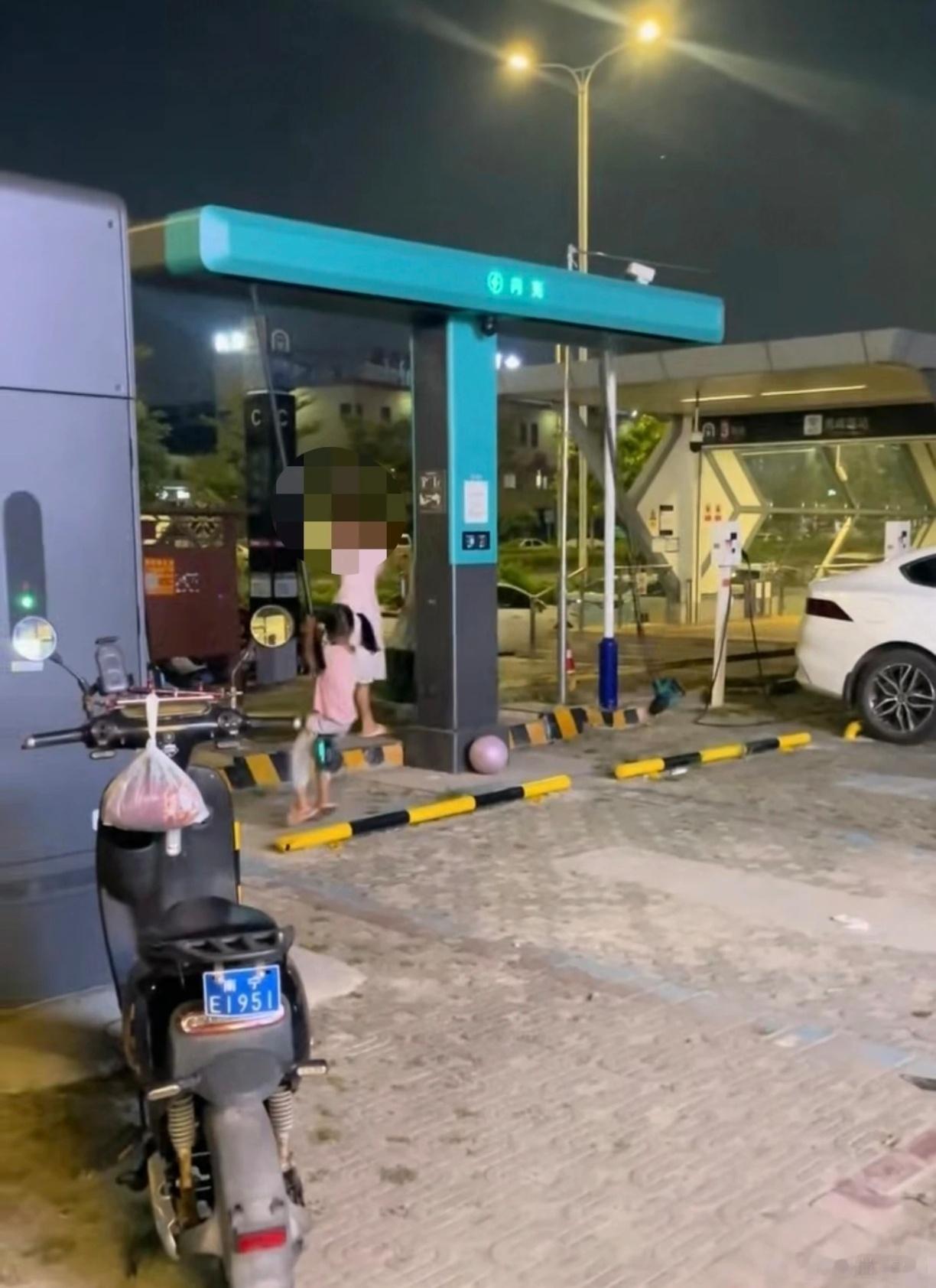 带电的玩意也敢这样玩，真出了事比亚迪还得莫名其妙扛上官司 ​​​